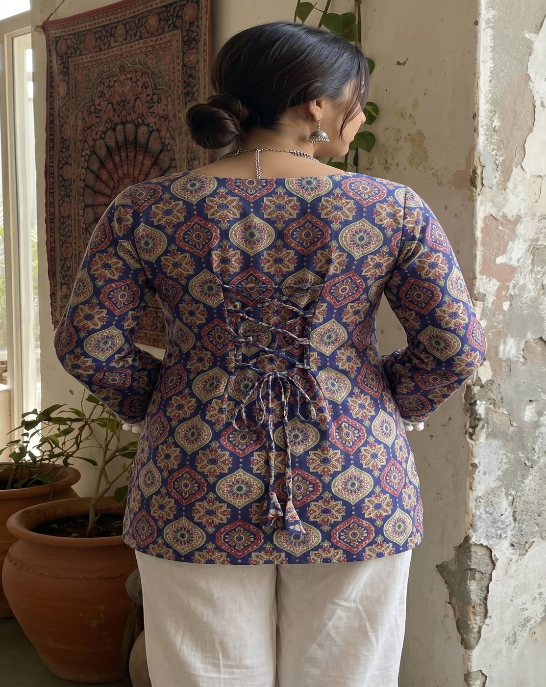Women Blue Printed Straight Kurti Top with Square Neck With Back Dori
